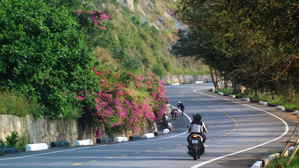 peaceful scene of the modern da nang roads