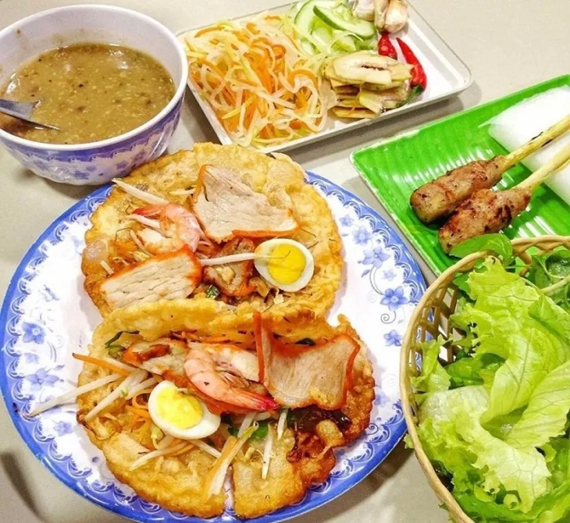 what to eat in hue banh khoai