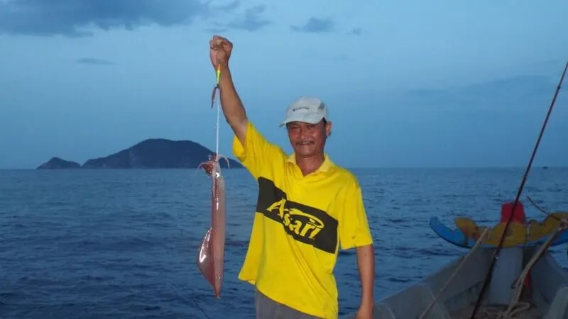 Pesca dei calamari con i pescatori sull'isola di Cu Lao Cham
