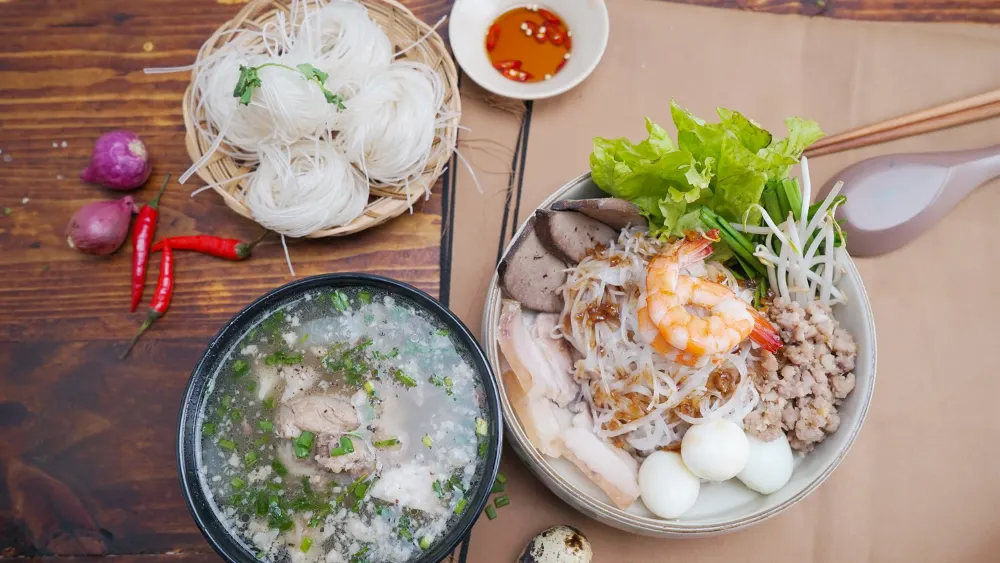 Hủ tiếu Nam Vang aux crevettes, au porc et aux &oelig;ufs de caille