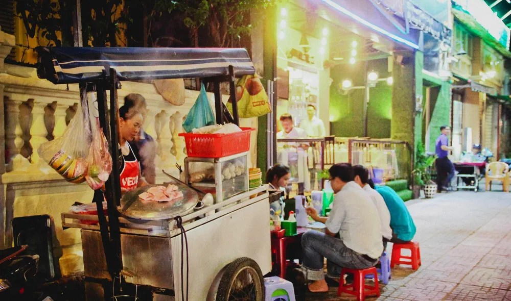 Petite charrette de hủ tiếu g&otilde; dans les rues de Sa&iuml;gon &agrave; la tomb&eacute;e de la nuit