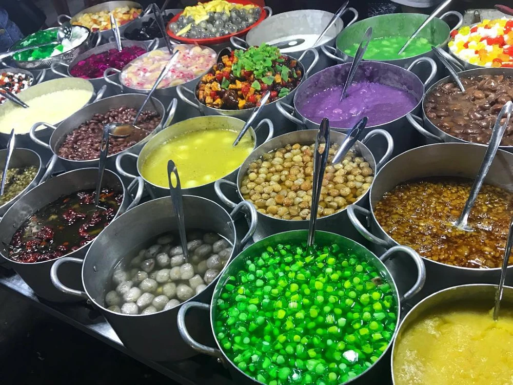 Ch&egrave; Hu&eacute;, assortiment de desserts vietnamiens traditionnels