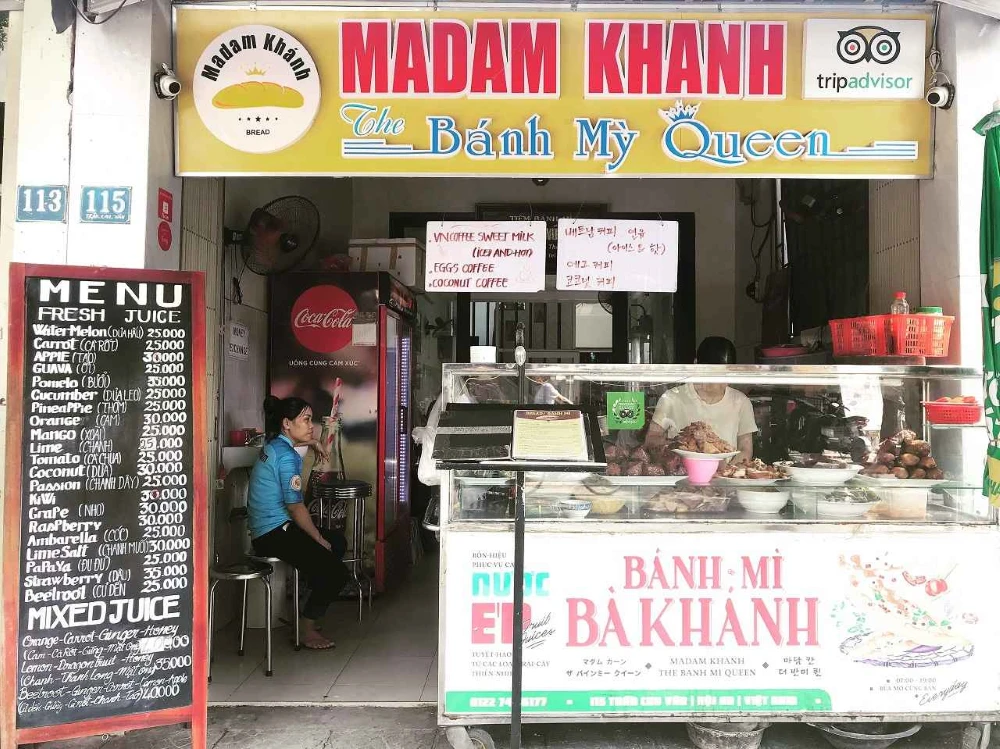 Puesto de pan en Vietnam en una calle concurrida
