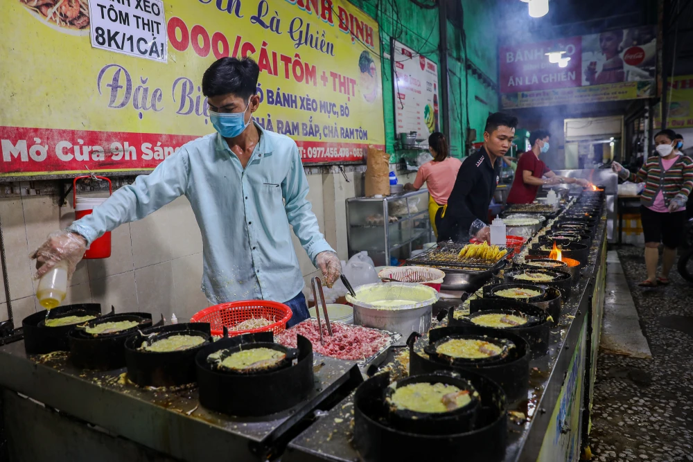Freshly prepared Vietnamese Banh Xeo from a local stall