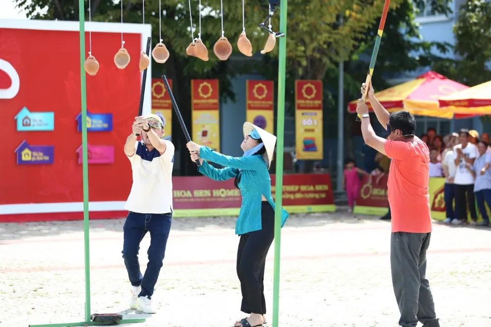 Đập ni&ecirc;u (juego tradicional vietnamita del pote roto)