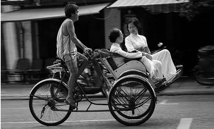 filles vietnamiennes en Ao Dai sur cyclo