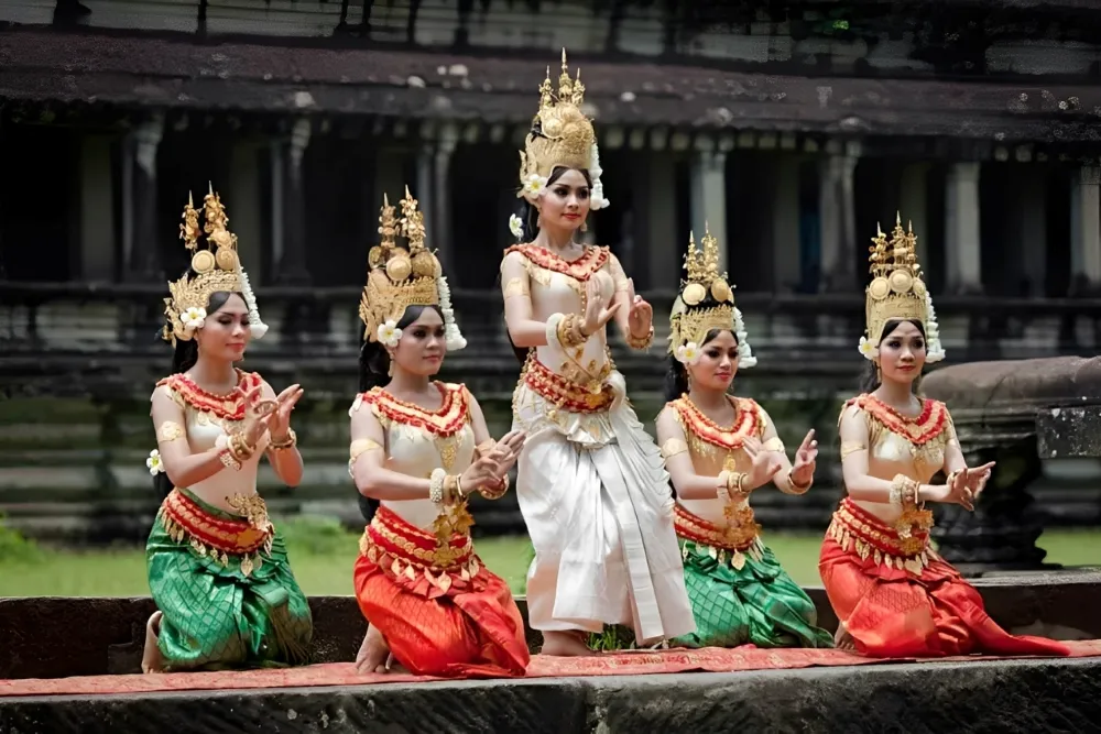 Bailarina Apsara realizando un gesto sagrado con un traje tradicional dorado
