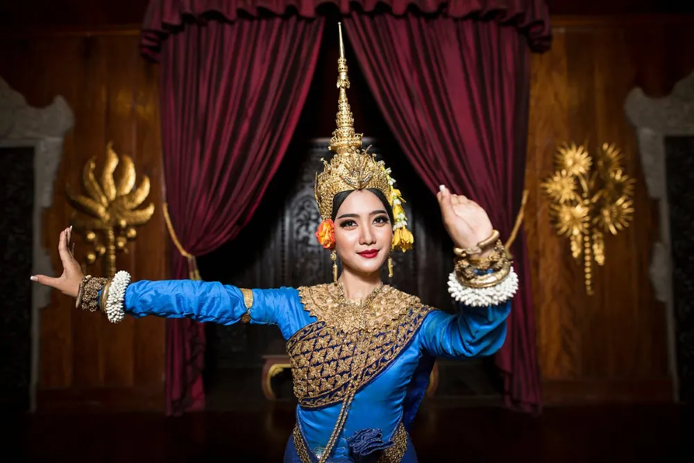 Primer plano de las manos de una bailarina Apsara mostrando las delicadas mudras