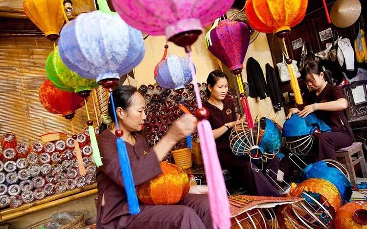 Famille vend des lanternes de Hoi An dans la vieille ville