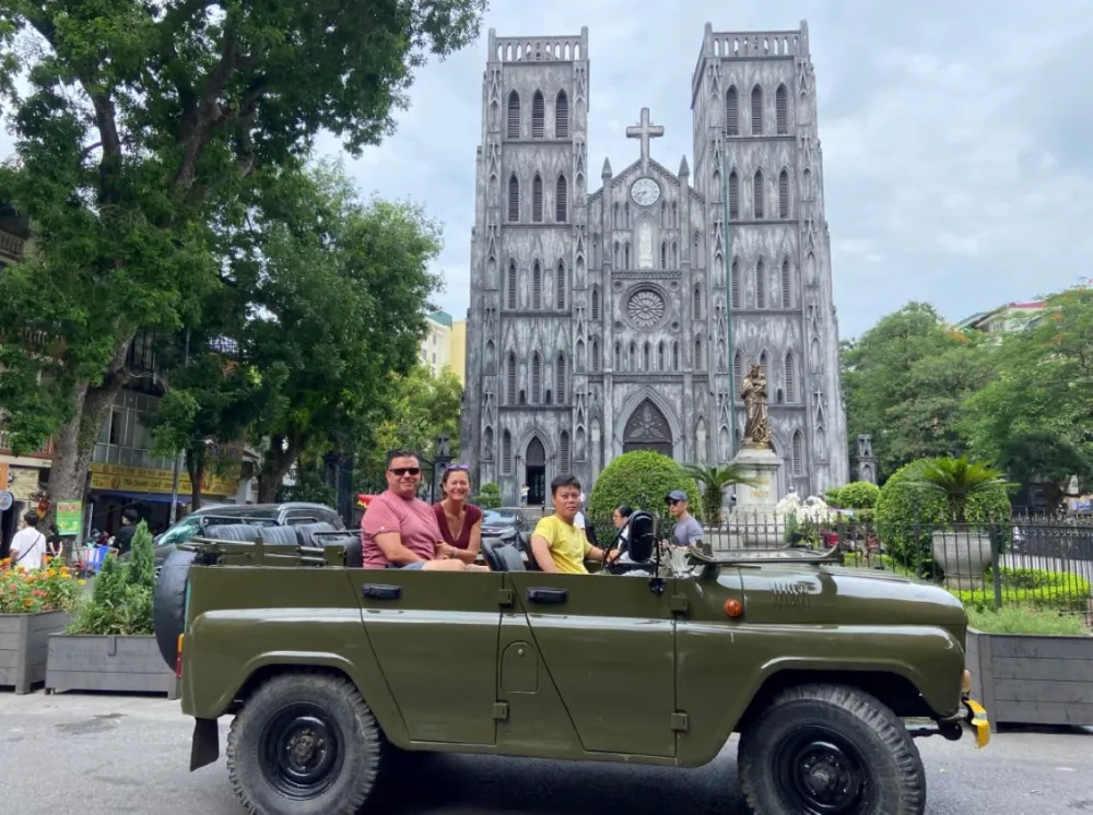 Una sosta durante un tour in Jeep ad Hanoi