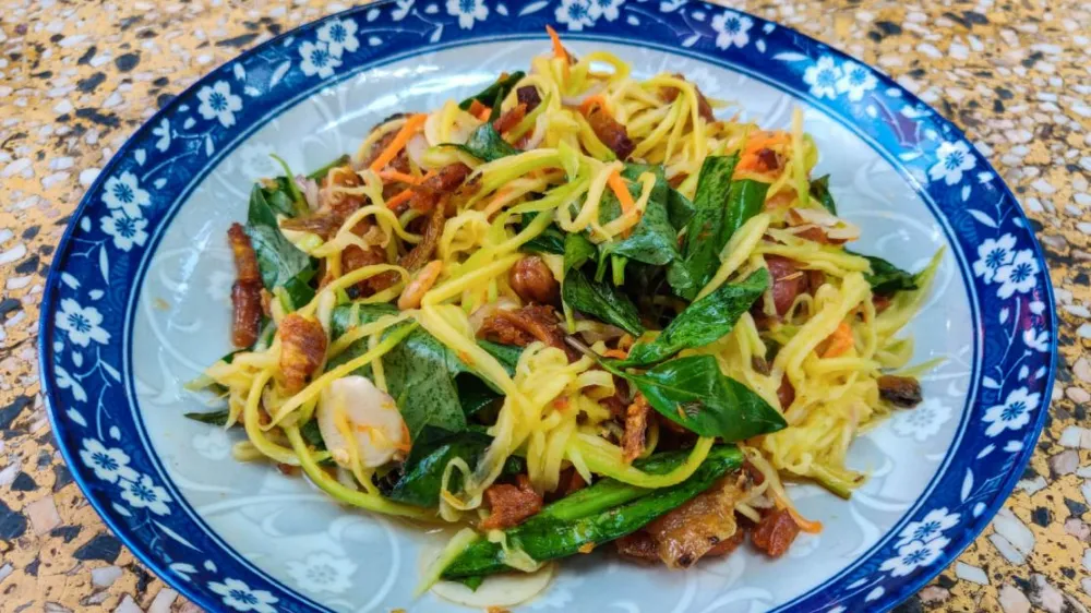 Nhoam svay kchai (Salade de mangue verte)
