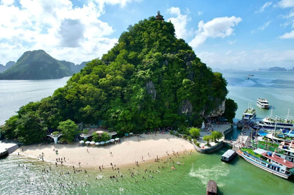 Paesaggi incontaminati della baia di Bai Tu Long in Vietnam