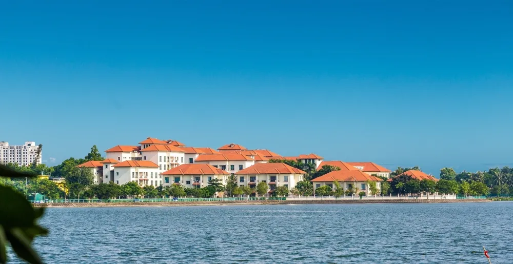 lakeside hotel and serviced apartments