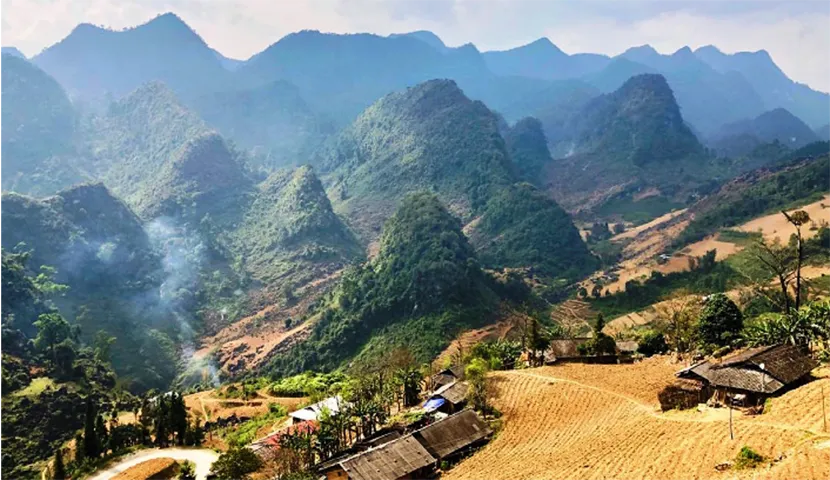 La bellezza dell'altopiano carsico di Dong Van e dei villaggi delle minoranze locali.