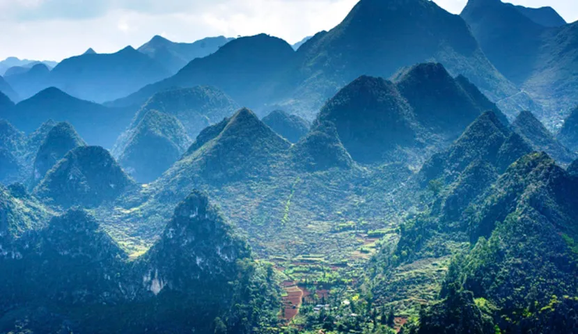 I colori delle montagne, delle rocce, degli alberi e del cielo colpiscono i turisti che visitano l'altopiano carsico di Dong Van
