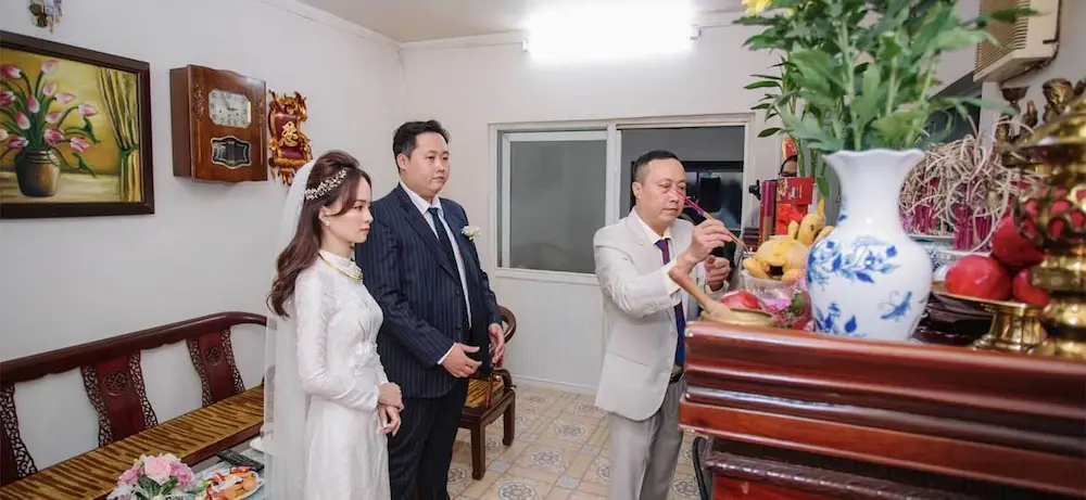 worship ancestors in a vietnamese wedding ceremony