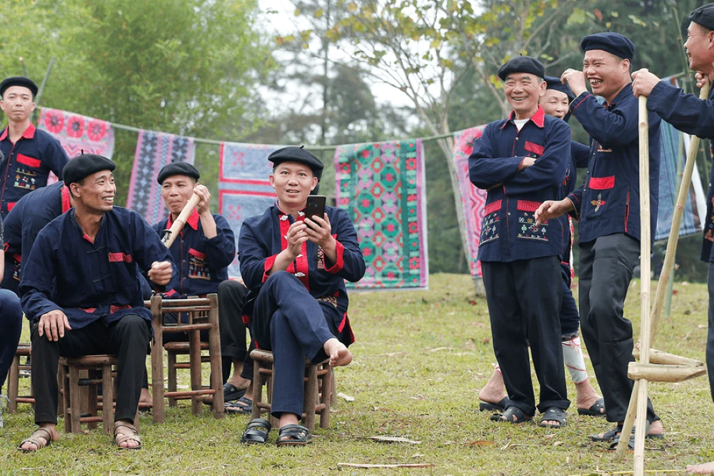 Hommes Dao Rouges en costume traditionnel