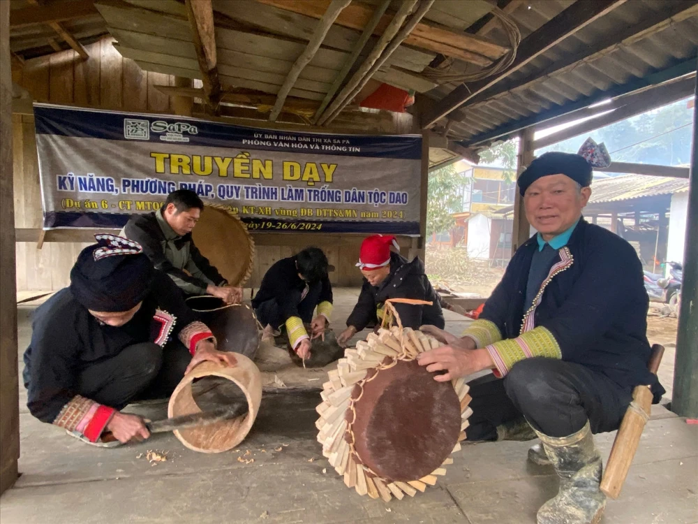 Tambour traditionnel fabriqu&eacute; par les artisans Dao Rouges &agrave; Ta Phin