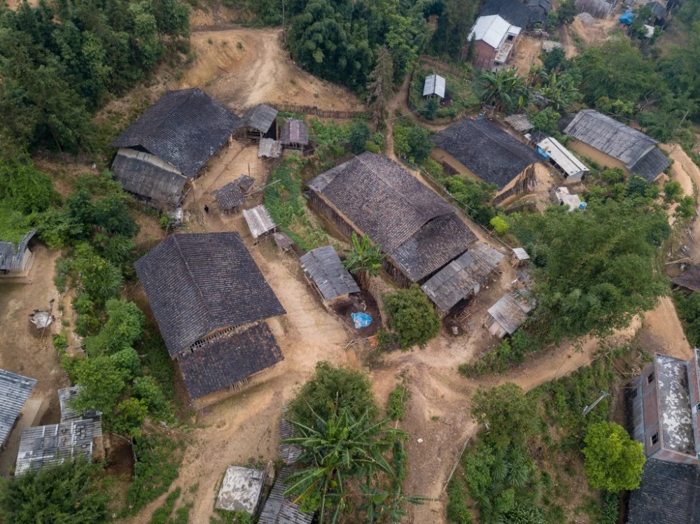 Maison traditionnelle des Dao Rouges dans un village de montagne du Vietnam