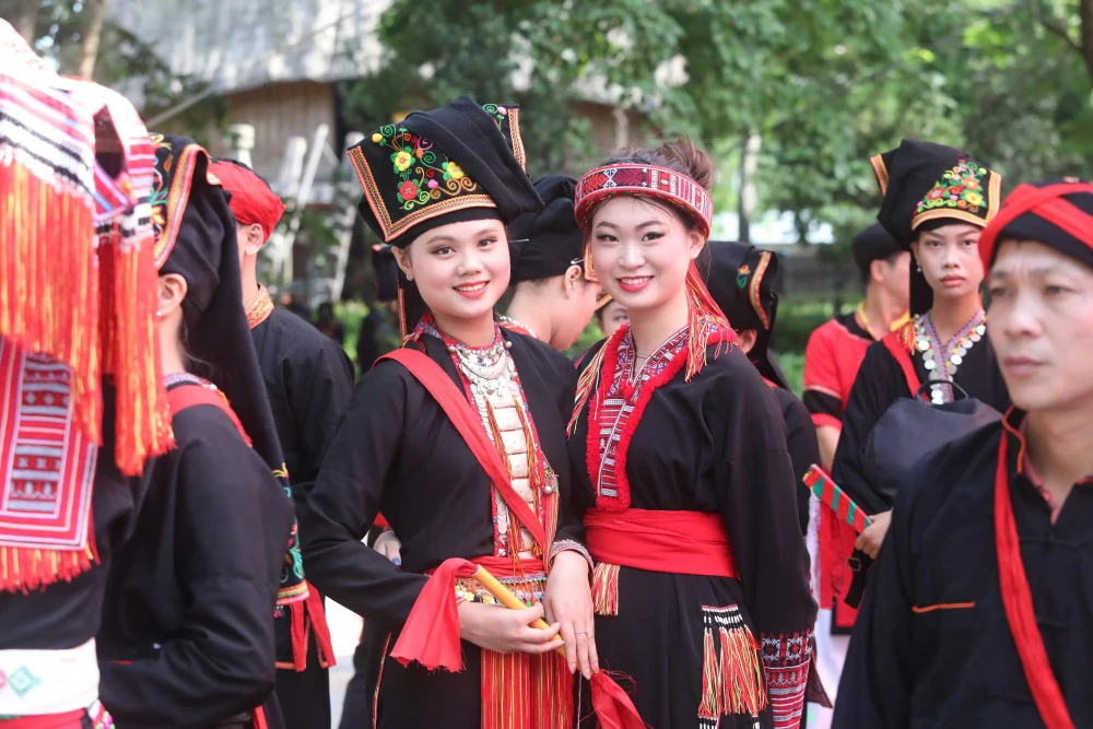 Femme Dao Rouge portant un costume traditionnel brod&eacute; dans le nord du Vietnam
