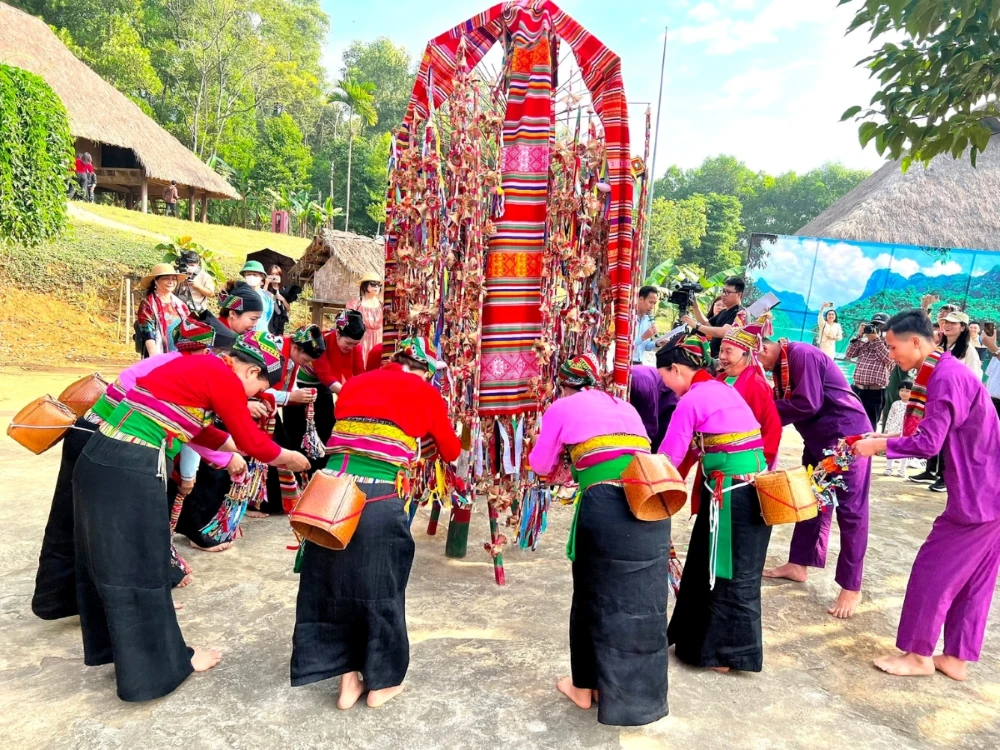 Festive ceremony of the Muong people with traditional attire and a community atmosphere