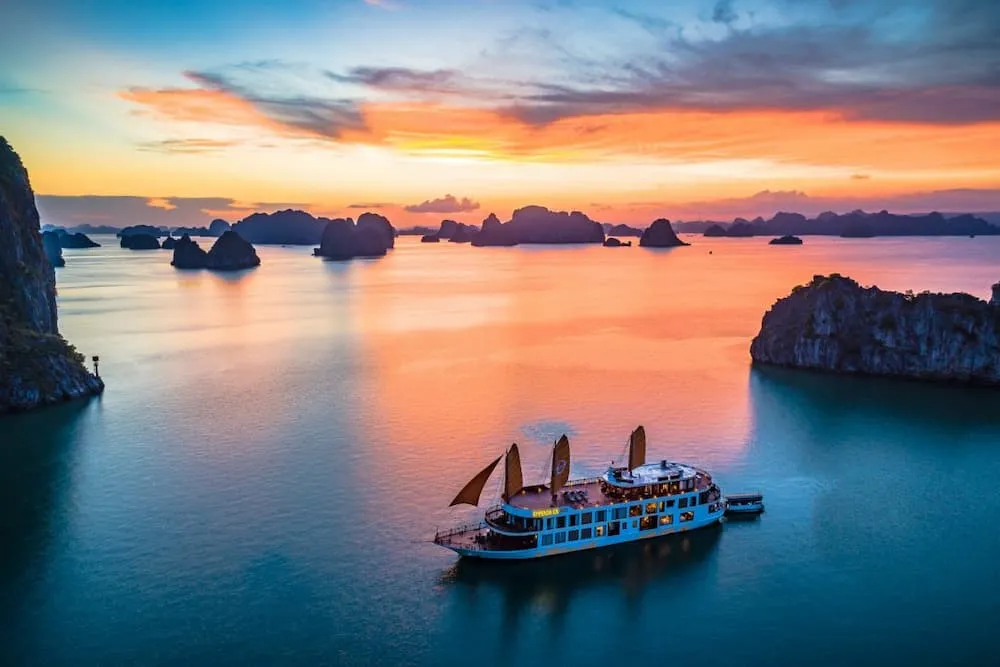 excursion en bateau dans la baie lan ha