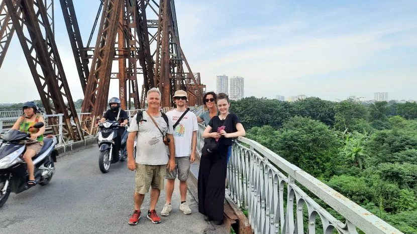 Les touristes font l'expérience du pont Long Bien, à Hanoi
