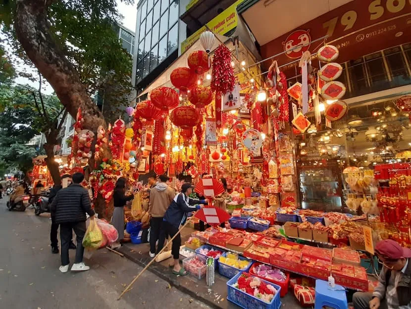 rue hang ma à l'occasion de la tet du vietnam