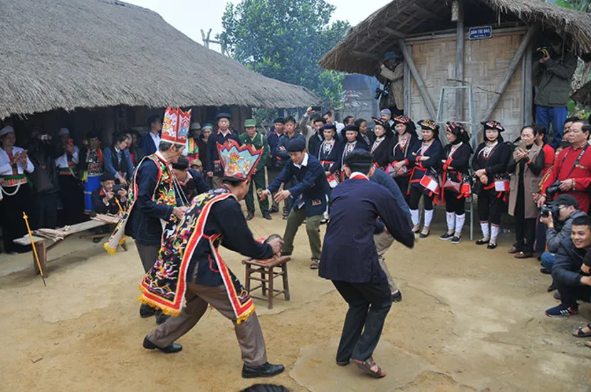 festa di danza di etnia dzao rossi sapa