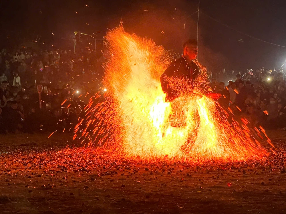 Danse du feu des Dao Rouges autour d'un brasier lors d'une c&eacute;r&eacute;monie traditionnelle