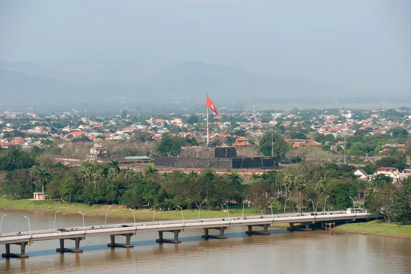 fiume dei profumi hue ponte phu xuan