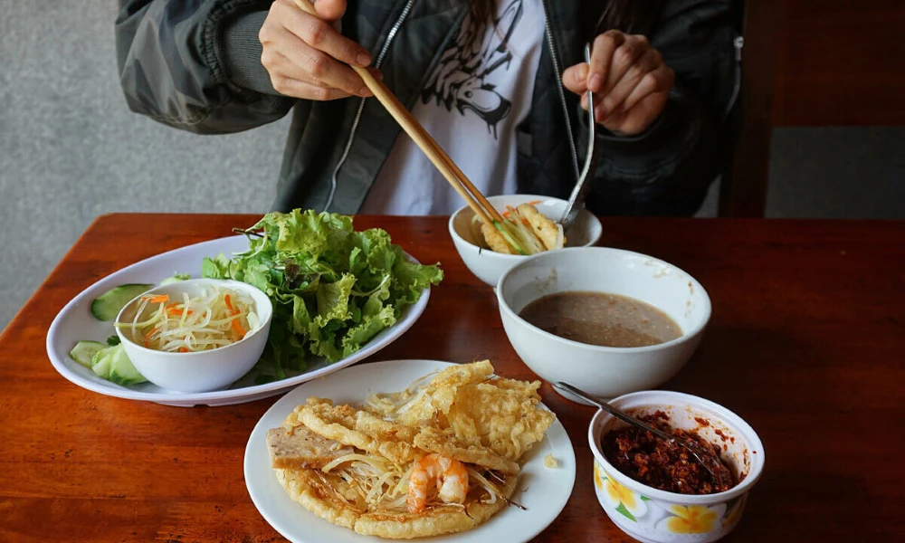 B&aacute;nh kho&aacute;i, cr&ecirc;pe croustillante traditionnelle de Hu&eacute;