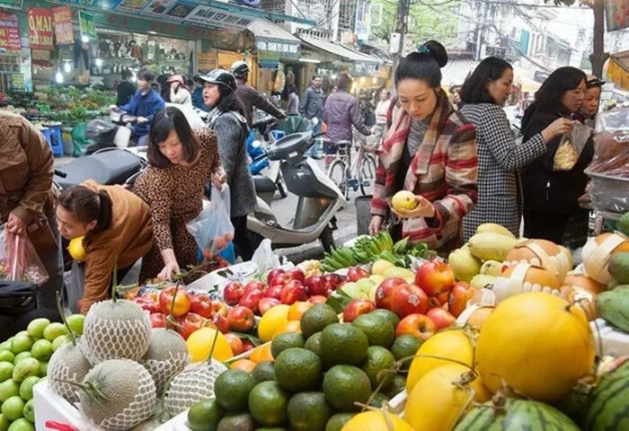 going to market in hanoi old quarter