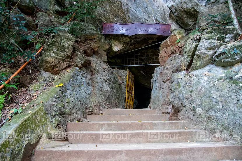 the entrance to hua ma cave ba be vietnam