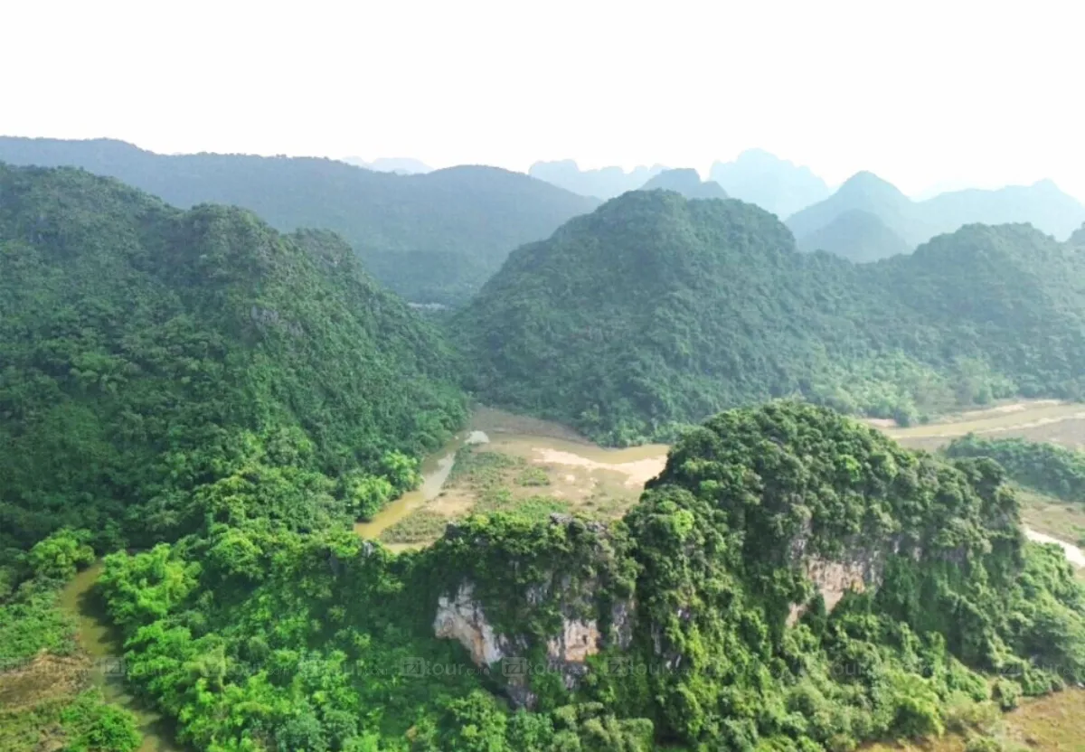 montagne de ninh binh vue d'en haut