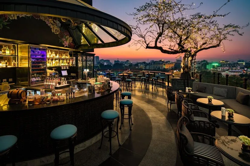 Guardare il tramonto su un rooftop bar vietnam viaggio di luna
