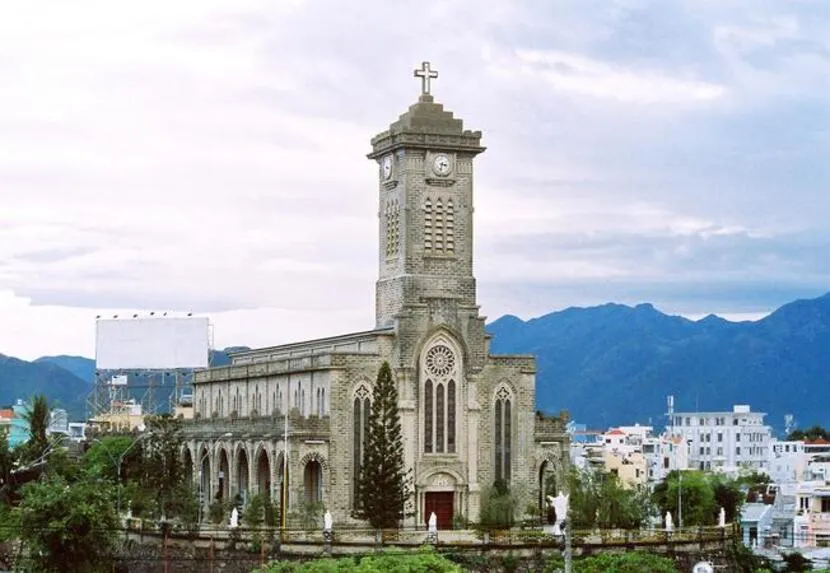Vedere i monumenti storici culturali della zona nha trang chiesa