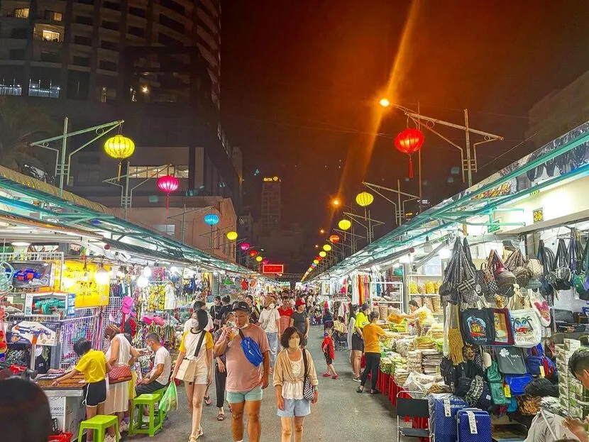 La vita notturna di Nha Trang mercato notturno