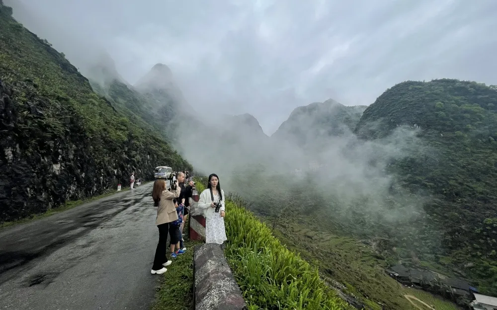 Die Ha Giang Schleife im Dezember mit kurvigen Straßen und nebelverhangenen Hochländern