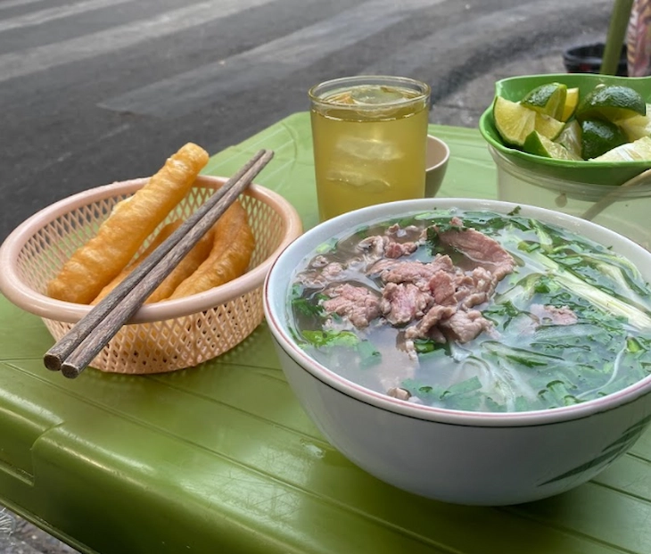 sidewalk pho khoi hoi hanoi