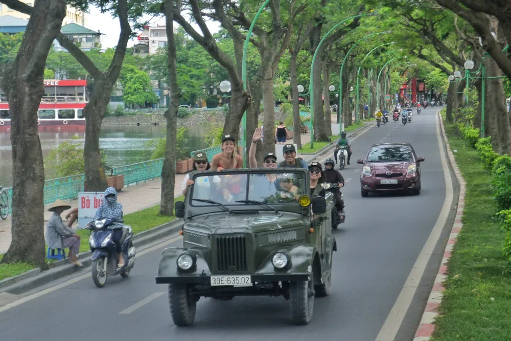 Lago Truc Bach visto da un tour in Jeep di Hanoi di passaggio