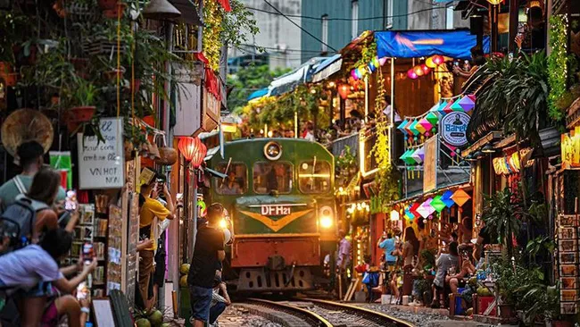 hanoi in may train street