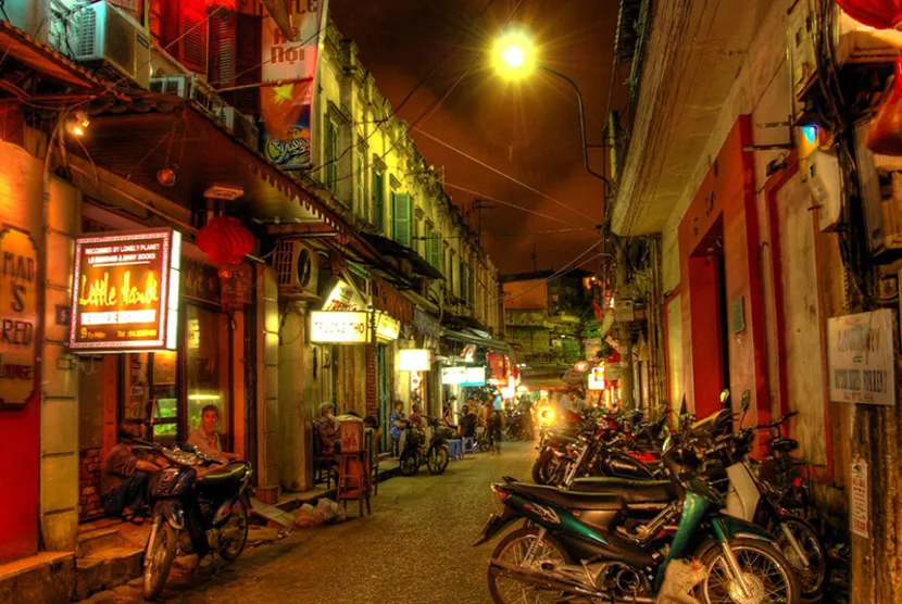 hanoi nightlife street