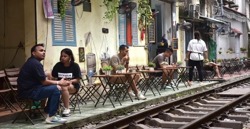 hanoi train street cafe