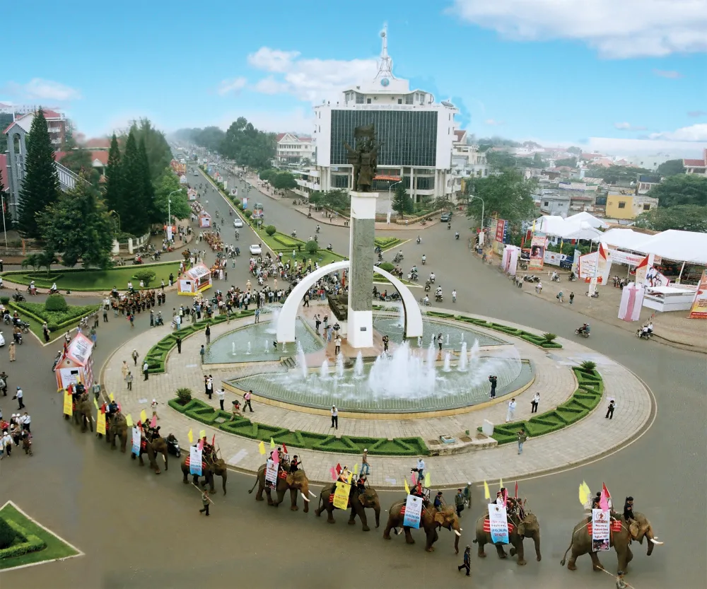 Turisti visitano Buon Ma Thuot