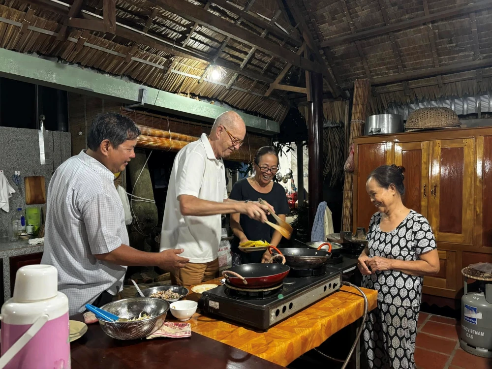 preparazione di B&aacute;nh x&egrave;o in un homestay in Vietnam