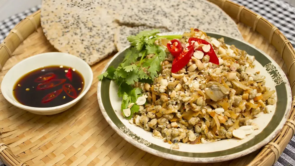 baby clams with rice crackers authentic Vietnamese street food