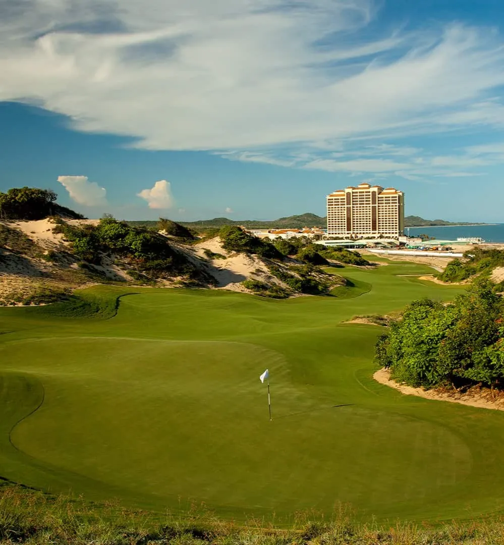 la bluffs Ho Tram Club