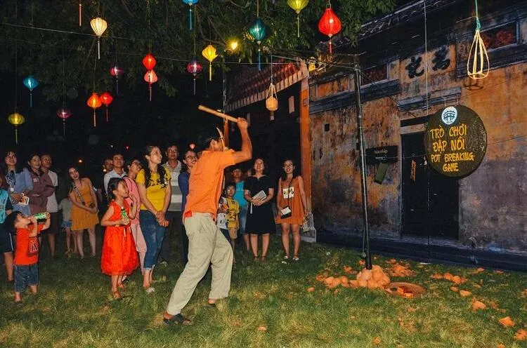 La rottura del vaso è un gioco popolare tradizionale vietnamita che si tiene al Festival della Luna Piena di Hoi An