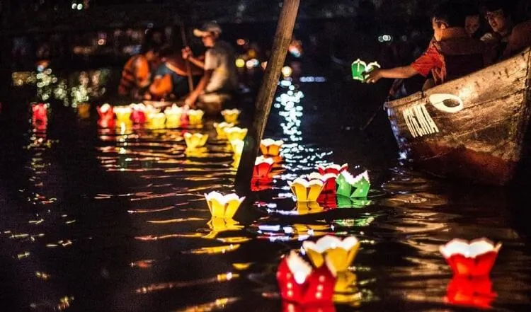 Rilascio di lanterne sul fiume Hoai durante il Festival della Luna Piena di Hoi An